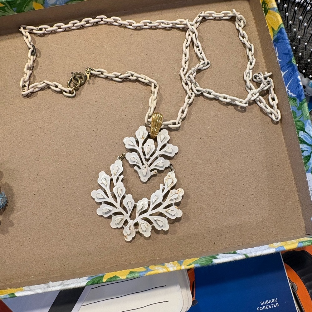 Vintage Elegant White and Gold Pendant Necklace